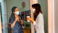 Merasakan era new normal di tengah pandemi Covid-19, minum kopi pun harus dengan cara baru. Bianca dan temannya memakai masker dan dipisahkan dinding. Foto: Instagram bianca.alinda