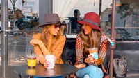 Pose minum kopi bareng sahabatnya, Bianca terlihat stylish dan cantik ya! “But first… coffee…” tulisnya. Foto: Instagram bianca.alinda