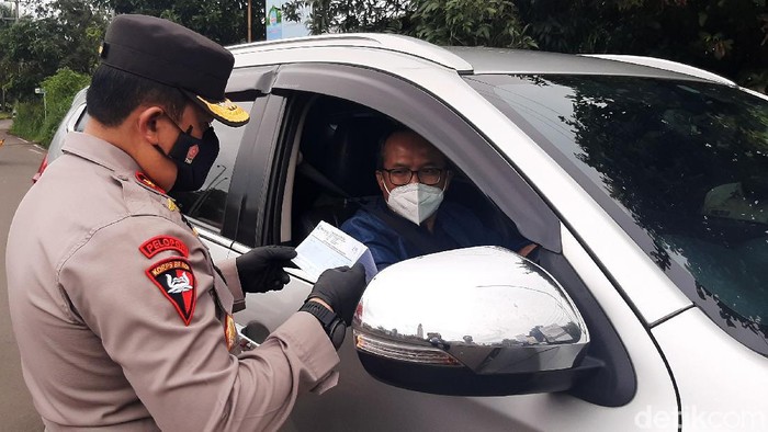 Petugas gabungan TNI, Polri dan Satpol PP beserta Satgas COVID-19 Kabupaten Bogor menggelar operasi pemeriksaan surat hasil rapid test antigen di Simpang Gadog, Bogor, Kamis (31/12/2020).