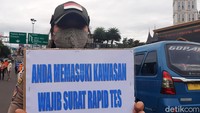 Kendaraan yang datang dari Tol Jagorawi maupun dari arah Ciawi diminta menunjukkan surat keterangan hasil tes rapid test antigen yang masih berlaku.