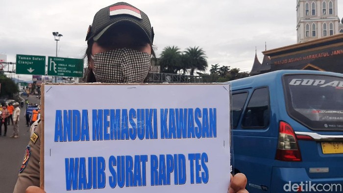 Petugas gabungan TNI, Polri dan Satpol PP beserta Satgas COVID-19 Kabupaten Bogor menggelar operasi pemeriksaan surat hasil rapid test antigen di Simpang Gadog, Bogor, Kamis (31/12/2020).