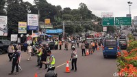 Pengendara yang mampu menunjukkan persyaratan masuk ke kawasan wisata Puncak akan diijinkan melanjutkan perjalanan.