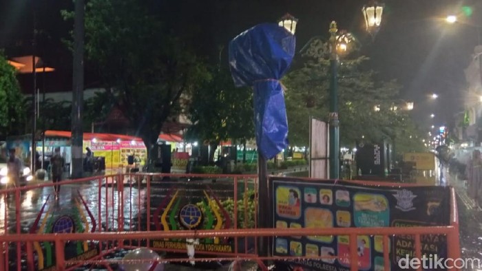 Plang Jalan Malioboro ditutup terpal saat malam Tahun Baru 2021