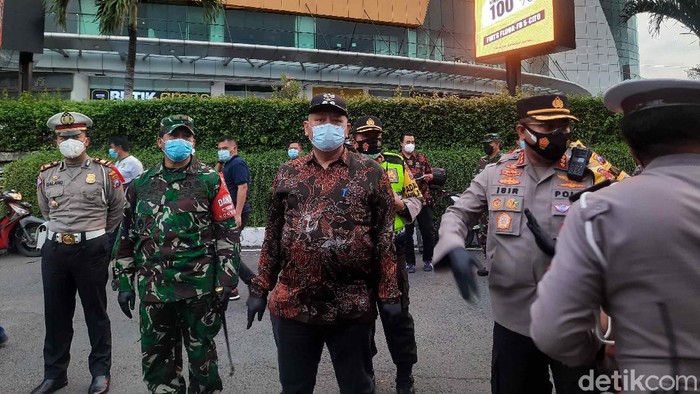Plt Wali Kota Surabaya Whisnu Sakti Buana memantau pintu masuk Kota Pahlawan jelang pergantian tahun. Seperti di Bundaran waru, depan Kebun Binatang Surabaya (KBS) dan Suramadu.