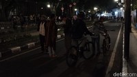 Mereka mulai berswafoto hingga sekedar nongkrong di sekitar jalan yang dikosongkan.