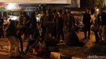 Polisi Bubarkan Paksa Kerumunan di Alun-alun Bandung