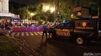 Selang 30 menit kemudian, pasukan Satgas II Preventif mulai menginfeksi kerumunan tersebut. Dengan menggunakan mobil Raisa dan motor, polisi mulai mengimbau melalui pengeras suara dan menyisir warga dari area Alun-alun dan sekitarnya.