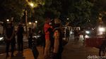 Polisi Bubarkan Paksa Kerumunan di Alun-alun Bandung