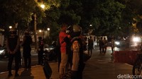 Dalam imbauan tersebut, petugas nampaknya cukup jengkel karena sudah ada imbauan sejak sore pukul 17.00 WIB.