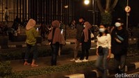 Sebelumnya, Kasatgas II Preventif Sutorih mengatakan, para petugas gabungan dari TNI, Polisi dan Satpol PP akan bersiaga di Alun-alun dan Asia Afrika hingga menjelang pergantian tahun.