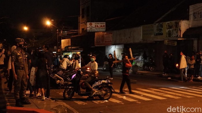 Tak sampai tengah malam, beberapa warga nekat masuk ke area Alun-alun Kota Bandung dari arah Jalan Dalem Kaum. Polis langsung bertindak tegas.