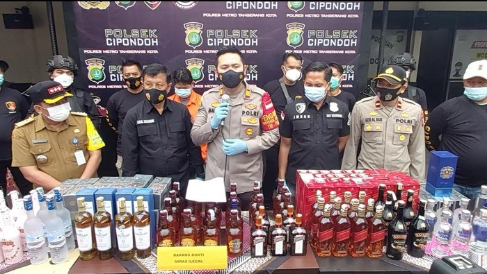 Polisi Sita 151 Botol Miras Ilegal di Tangerang, 2 Orang Ditangkap