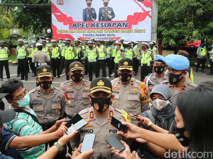 Polisi Kediri Kota melakukan penyekatan dan penutupan akses masuk kota. Ini sebagai upaya mencegah arak-arakan motor dalam perayaan malam tahun baru.