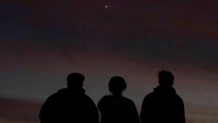 Siluet orang-orang saat senja ketika mereka menyaksikan kesejajaran Saturnus dan Jupiter pekan lalu. AP Photo/Charlie Riedel.