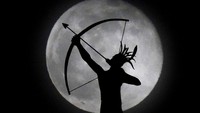 Bulan purnama memudar dibelakang patung prajurit Kansas berjudul Ad Astra, di atas Kansas Statehouse, Topeka, Kansas. AP Photo/Charlie Riedel.