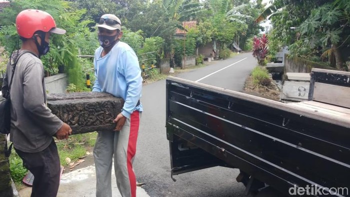 Proses evakuasi batu diduga bagian Candi Sewu yang tergeletak di pinggir jalan di Klaten dievakuasi BCB Jateng, Kamis (31/12/2020)