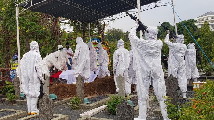 Proses pemakaman mantan Menteri Kehakiman Prof Muladi di TMP Giri Tunggal Semarang, Kamis (31/12/2020)