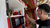 Di daerah sekitar Lanjak hanya ada satu pom bensin yang cukup besar, Agen Premium Minyak Solar (APMS) namun hanya menyalurkan solar untuk kebutuhan nelayan dan kendaraan truk besar atau bermesin diesel.