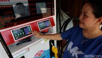 Karena peluang itulah ia memutuskan untuk membuka Pom Bensin Mini. Sementara untuk supply pasokan bensinnya sendiri ia sudah memiliki kolega langsung dari pertamina di Kalimantan Barat.