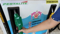 Itu pula yang dirasakan Bang Evo. Bermula hanya membuka toko ATK (Alat Tulis Kantor) dan jasa foto kopi yang disambil dengan menjadi Teras BRI (saat itu), kini ia menjadi Agen BRILink dan memiliki Pom Bensin Mini dapat merasakan cuan yang lumayan.