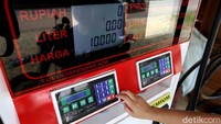 Bagaimana tidak, sejak dibangun jalan lintas Kalimantan yang menjadi mulus seperti sekarang ini, perekonomian di jalur itu pun seperti menemukan titik terang dan berkembang. Jauh berbeda sekali dibandingkan tahun 90-an akhir atau awal 2000-an.