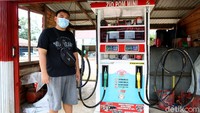 Karena melihat peluan itulah Ia mulai membuka Pom Bensin Mini di Lanjak dengan mengambil kredit sebesar Rp 50 juta dari BRI. Kini usaha itu telah dijalankan selama kurang lebih dua tahun terkahir, tepatnya sejak jalan Lintas Kalimantan sudah menjadi mulus seperti sekarang ini.