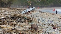 Jelang pergantian tahun baru, obyek wisata Pantai Kuta tampak sepi.