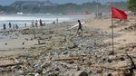 Pantai Kuta Ramai Banget Sampah