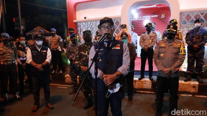 Ridwan Kamil Tinjau Kota Bandung di Malam Pergantian Tahun Menjelang pergantian tahun 2021, Gubernur Jawa Barat Ridwan Kamil melakukan inspeksi di Ibukota Jawa Barat, Kota Bandung.
