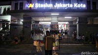 Penertiban tersebut bertujuan untuk mencegah kerumunan dan membuat area Kota Tua steril dari keramaian saat malam tahun baru guna mencegah penyebaran COVID-19.