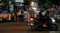 Petugas Satpol PP melakukan penertiban PKL (Pedagang Kaki Lima) di kawasan Kota Tua, Jakarta Barat, Kamis (31/12). 