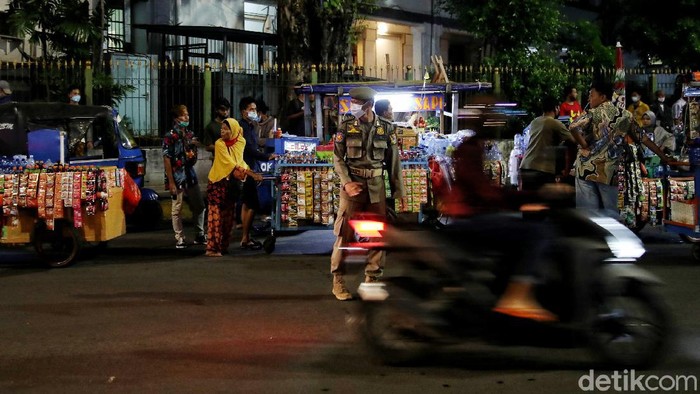 Satpol PP Bubarkan Puluhan PKL di Kota Tua Sejumlah personel Satpol PP melaukan penertiban puluhan PKL di kawasan Kota Tua, Jakarta. Hal itu dilakukan untuk mencegah kerumunan di malam pergantian tahun.