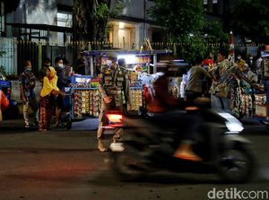 Satpol PP Bubarkan Puluhan PKL di Kota Tua