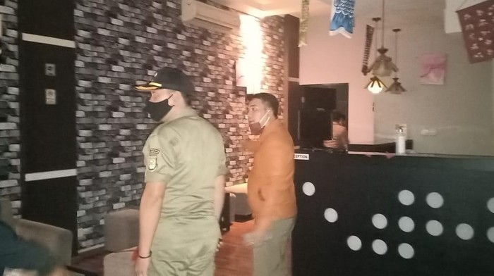 Satpol PP Kabupaten Tangerang menyegel panti pijat yang nekat operasi di masa PSBB