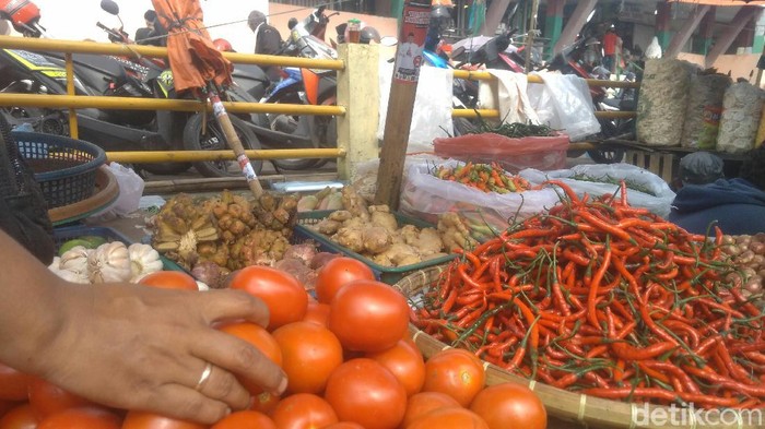 Sejumlah pasar di Medan dipadati warga jelang malam pergantian tahun (Datuk Haris Molana/detikcom)