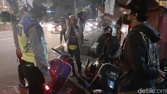 Sejumlah pemotor dari Tangerang dihalau saat mau merayakan tahun baru 2021 di Jakarta (Kadek Melda/detikcom)