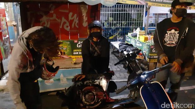 Sejumlah pemotor dari Tangerang dihalau saat mau merayakan tahun baru 2021 di Jakarta (Kadek Melda/detikcom)