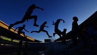 Para atlet bertanding dalam Steeplechase 3000 meter putra di Osaka, Jepang. Atsushi Tomura/Getty Images  