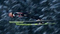 Karl Geiger dari Jerman tampak melayang saat berkompetisi ski di Oberstdorf, Jerman. Adam Pretty/Getty Images  