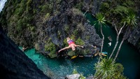 Rhiannan Iffland dari Australia terjun dari puncak batu di Small Lagoon, Pulau Miniloc, Palawan, Filipina. Dean Treml/Red Bull via Getty Images  