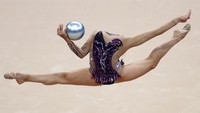 Linoy Ashram dari Israel berkompetisi di Final Bola Putri Senam Irama di Minsk, Belarusia. Dean Mouhtaropoulos/Getty Images  