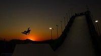 Mons Roisland dari Norwegia menunjukkan aksi skateboardnya yang memukau di Beijing, China. Lintao Zhang/Getty Images  