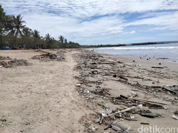 Sepanjang Pesisir Pantai Kuta Dipenuhi Sampah