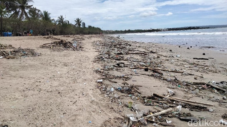 Sepanjang Pesisir Pantai Kuta Dipenuhi Sampah Sepanjang Pesisir Pantai Kuta Dipenuhi Sampah