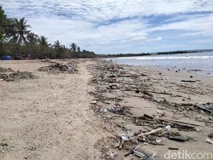 Duh... Sepanjang Pesisir Pantai Kuta Dipenuhi Sampah