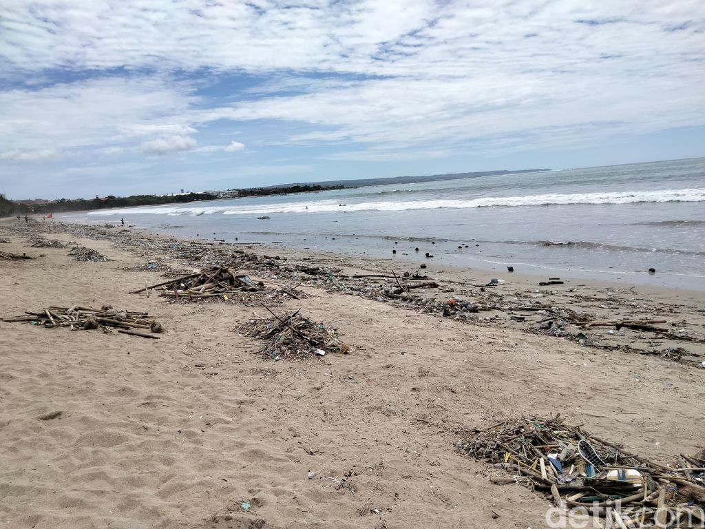 Sepanjang Pesisir Pantai Kuta Dipenuhi Sampah