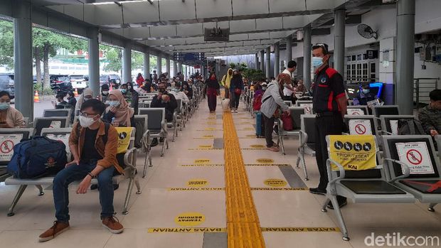 Situasi Stasiun Senen ramai jelang tahun baru 2021