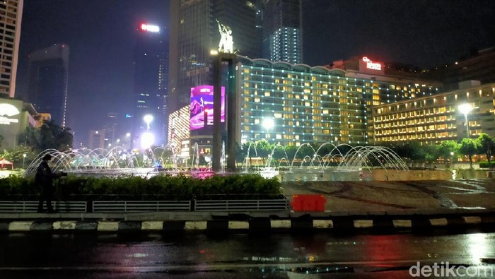 Suasana bundaran HI di Jakarta saat malam tahun baru (Lukman/detikcom)
