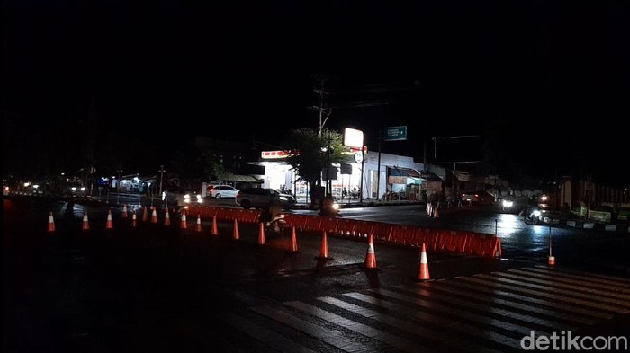 Suasana Jalan Palabuhanratu terpantau sepi jelang tahun baru.