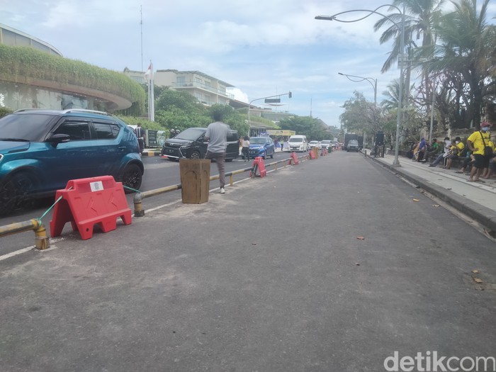 Suasana Jalur Depan Pantai Kuta.